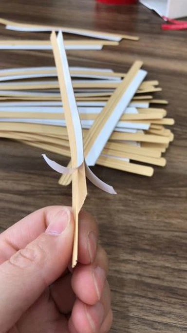 Tin Tie z nalepkami na obeh straneh