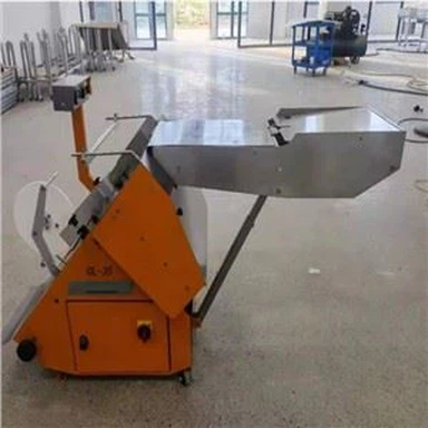 Dvojedrni stroj za tesnjenje kravatov